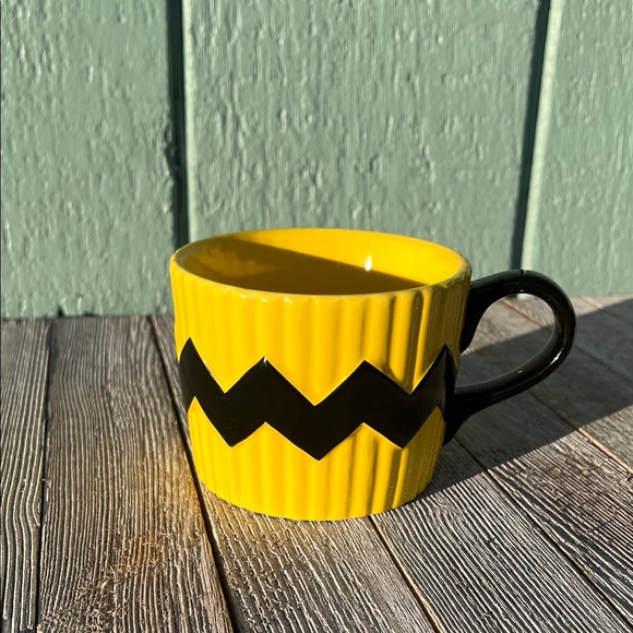 Hallmark Other - Hallmark Charlie Brown Yellow and Black Zigzag Mug